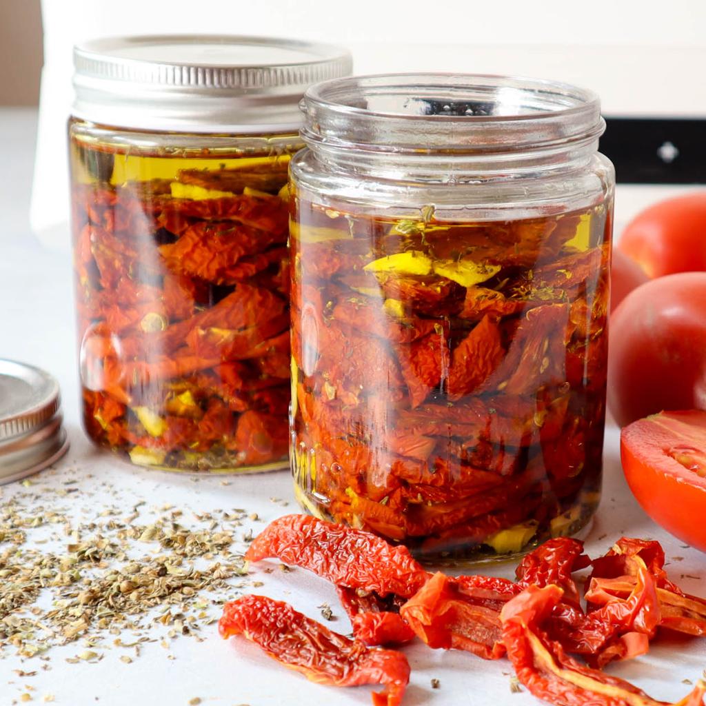 Preserving dried tomatoes in olive oil